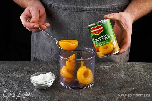 Для персикового мусса измельчите половинки персиков в легком сиропе Del Monte в блендере, добавьте сахарную пудру.