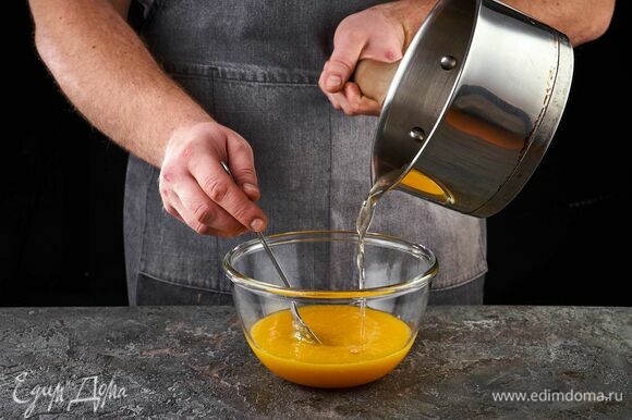 Подготовьте желатин, растворенный так, как указано на упаковке. Слегка подогрейте и влейте в персиковую массу. Перемешайте.