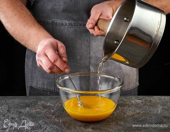 Подготовьте желатин, растворенный так, как указано на упаковке. Слегка подогрейте и влейте в персиковую массу. Перемешайте.