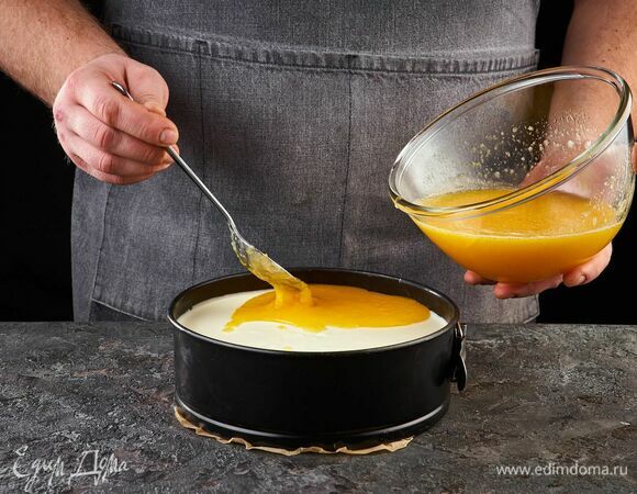 Вылейте персиковый слой на сливочный. Поставьте чизкейк на 4–5 часов в холодильник, а лучше на ночь.