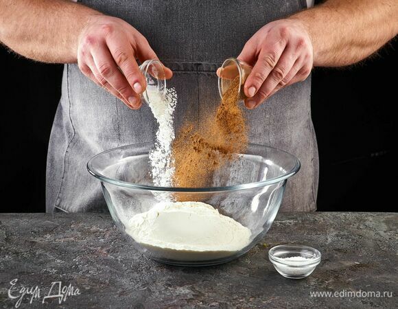 В миске смешайте муку, разрыхлитель, корицу и соль.