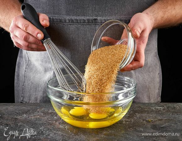 В другой чаше слегка взбейте яйца и сахар.