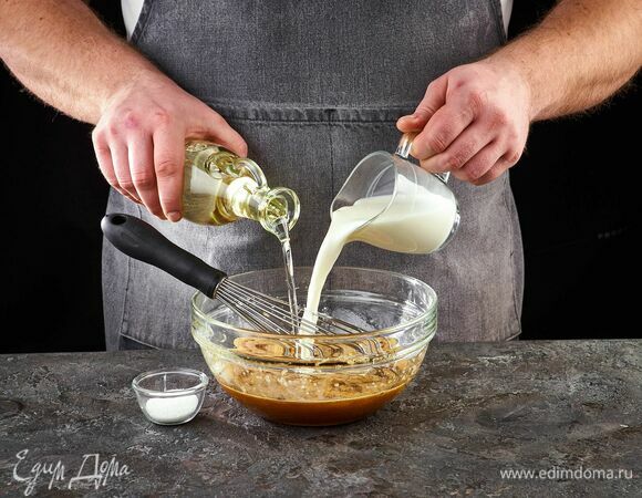 Влейте растительное масло, молоко, всыпьте ванильный сахар.