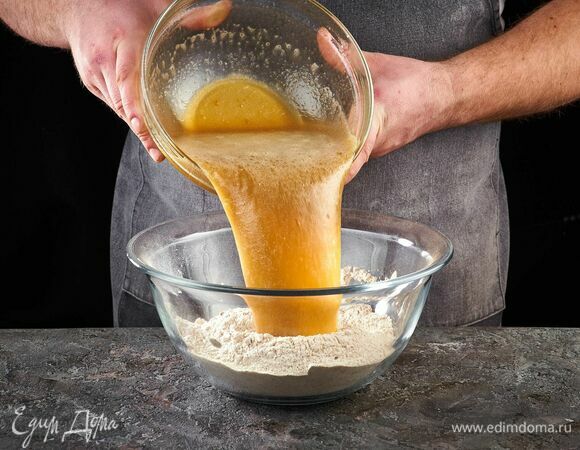 Добавьте в мучную смесь, перемешайте до однородной консистенции.