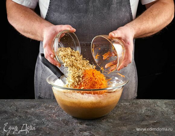 Всыпьте орехи и тертую морковь.