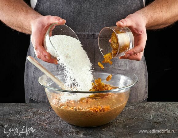 Добавьте в тесто кокосовую стружку и изюм.