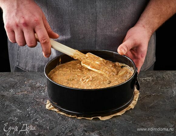 Выложите тесто в форму (24 см). Выпекайте в духовке, разогретой до 180°C, около 50 минут.