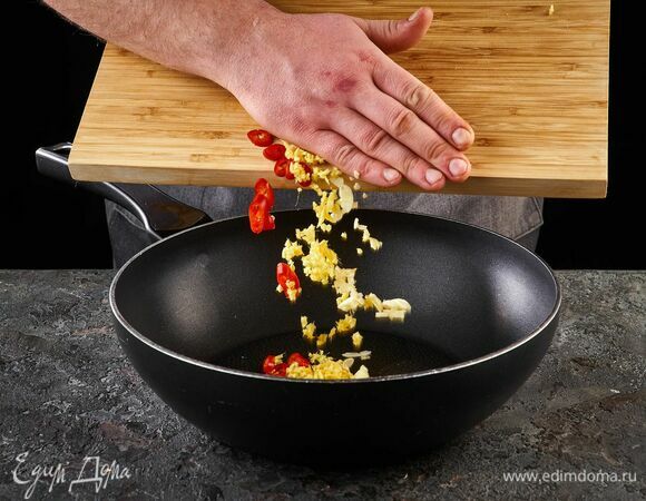 Измельчите чеснок, имбирь мелко порубите, чили нарежьте кубиками. Обжарьте на растительном масле до золотистого цвета.