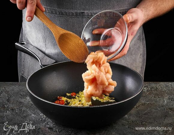 Добавьте куриное филе, обжаривайте 2 минуты.