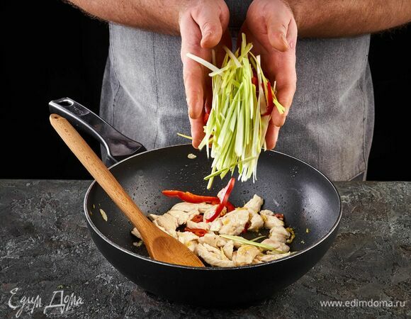 Добавьте нарезанные овощи (перец, порей), обжаривайте еще 2–3 минуты.