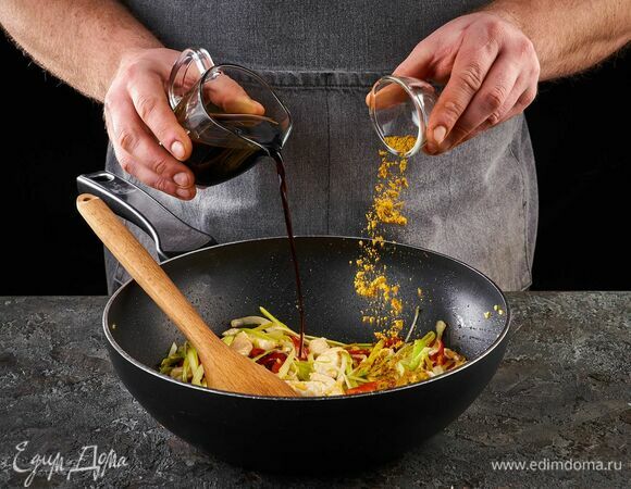 Добавьте карри и соевый соус, перемешайте.