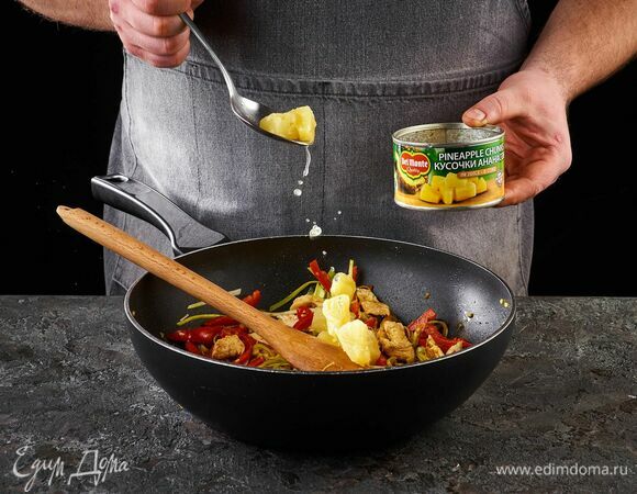 Добавьте кусочки ананаса в соке Del Monte, влейте немного сока.