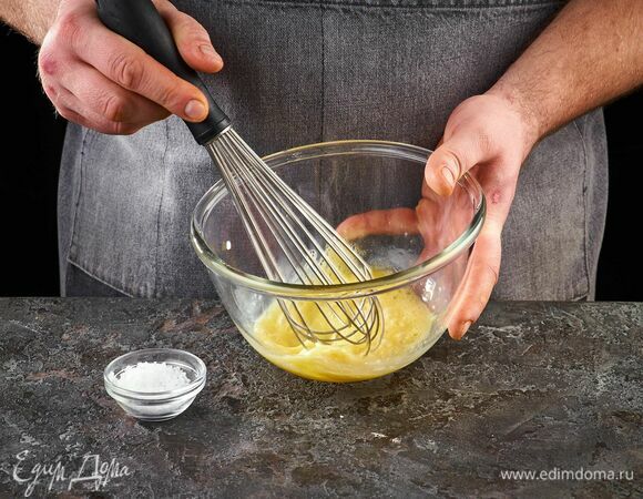 Яйцо слегка взбейте с солью в чашке.