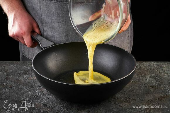 Взбитое яйцо вылейте в разогретую сковороду с оливковым маслом, быстро размешайте.