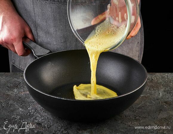 Взбитое яйцо вылейте в разогретую сковороду с оливковым маслом, быстро размешайте.