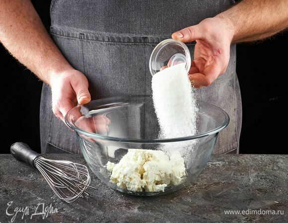 Творог разотрите с сахаром.