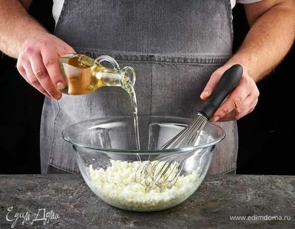 Добавьте молоко, растительное масло, перемешайте.
