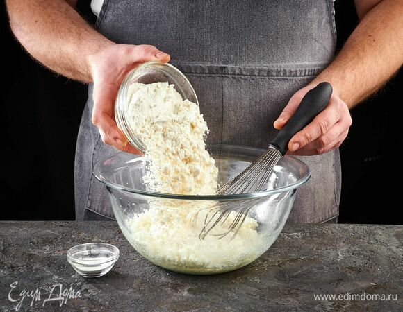 Всыпьте просеянную муку и разрыхлитель.