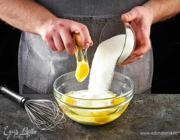 Для начинки. Сметану взбейте с яйцами и сахаром.