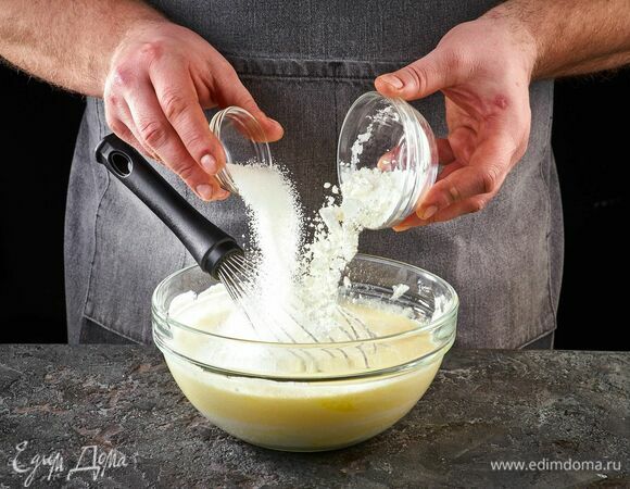 Добавьте крахмал, ванилин и еще раз взбейте.