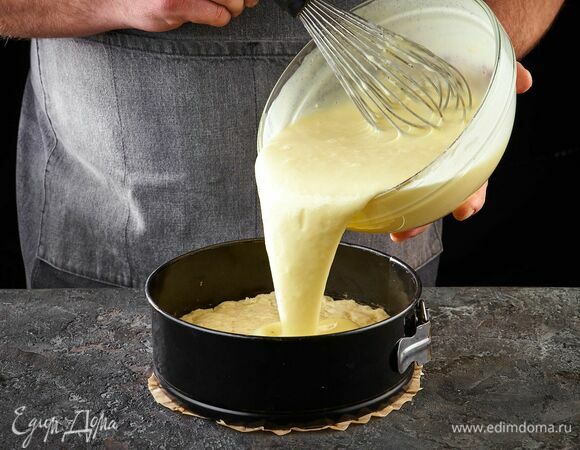 Вылейте часть начинки на тесто.