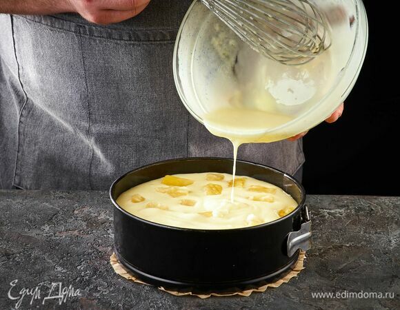 Сверху полейте оставшейся начинкой.<br />
Выпекайте в духовке при 180°C около 10–15 минут, потом при 160°C около 25 минут. Выпекайте до золотистого цвета теста.