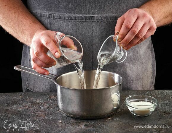 Подготовьте заправку. Поставьте миску с водой, сахаром и уксусом на огонь. Подогрейте, помешивая, до полного растворения сахара.