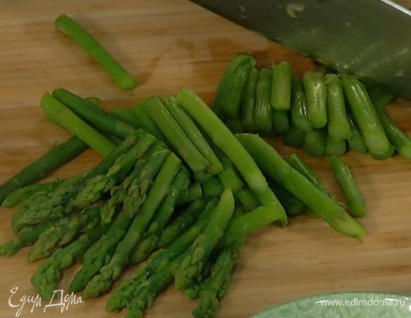 Спаржу и горошек предварительно разморозить.