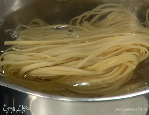 Лапшу опустить в кипящую воду и отварить до готовности, воду слить.