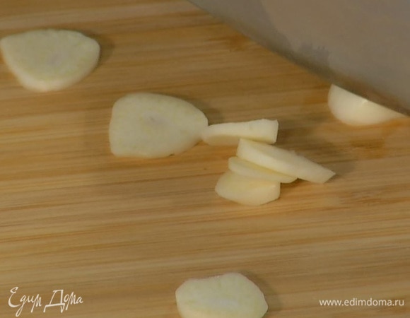 Чеснок почистить, нарезать крупными слайсами.