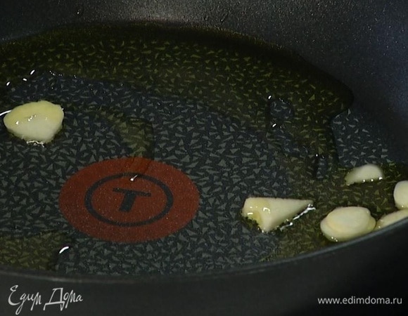 Разогреть в воке растительное масло и слегка обжарить чеснок. 