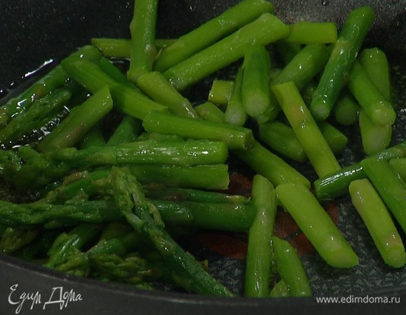 У спаржи удалить грубые черенки, разрезать стебли на 3 части и добавить в вок.