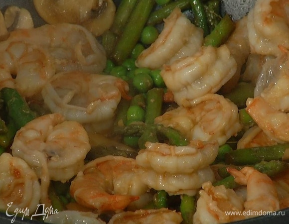 Всыпать в вок креветки, перемешать и обжарить до готовности, затем добавить готовую лапшу, соус чили и томатный соус, все перемешать, посыпать листьями кинзы и снять с огня.