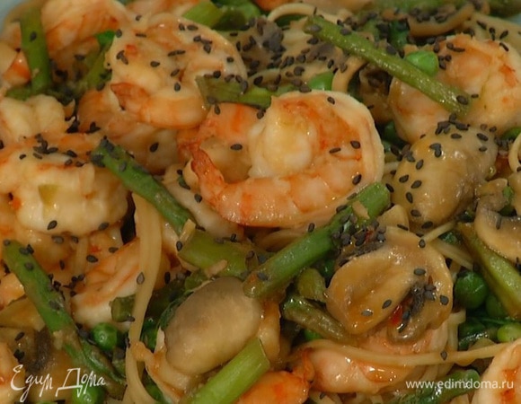 Выложить лапшу на большую тарелку, посыпать кунжутом.