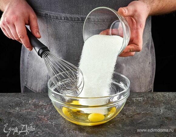 Яйца взбейте с сахаром в крутую пену.