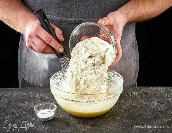 Всыпьте просеянную муку и разрыхлитель. Перемешивайте до получения консистенции густой сметаны.