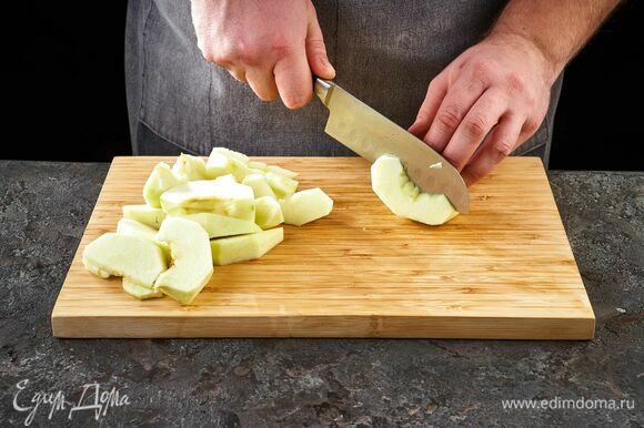 С яблок снимите кожуру и нарежьте дольками.