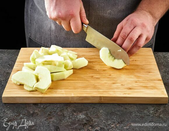 С яблок снимите кожуру и нарежьте дольками.