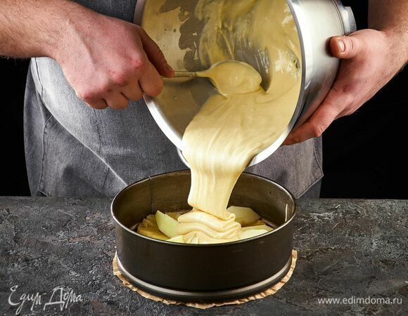 Залейте тестом. Выпекайте до золотистого цвета при температуре 180°C в течение 40 минут. Чтобы проверить готовность теста, используйте зубочистку. Если после протыкания теста она остается сухой, значит, пирог готов.