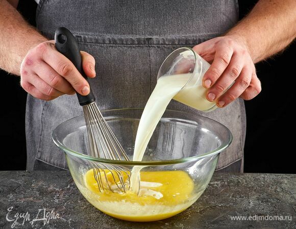 Добавьте молоко, перемешайте.