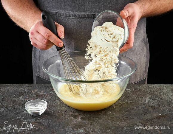 Разрыхлитель смешайте с мукой и аккуратно введите в яичную массу. Перемешивайте до однородной консистенции. Оставьте на 7–10 минут.