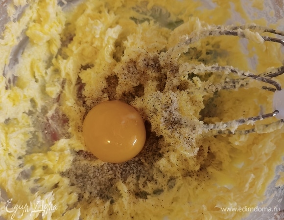 Сахар взбить с мягким сливочным маслом. Добавить желток и пакетик ванильного сахара. Перемешать.