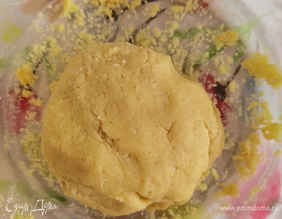 Добавить просеянную муку со щепоткой соли и замесить мягкое пластичное тесто.