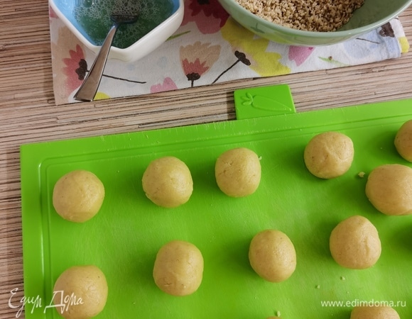 Орехи измельчить в блендере. Яичный белок слегка взбить вилкой. Из теста скатать шарики (у меня каждый по 20 г)
