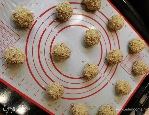 Выложить на силиконовый коврик и в центре каждого сделать углубление.