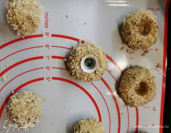 Удобно углубление делать крышкой от джема (как показано на фото). Выпекать в разогретой до 180°C духовке 7 минут.