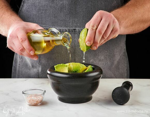 Добавьте сок лайма и оливковое масло. Посолите и разомните все до состояния пюре.