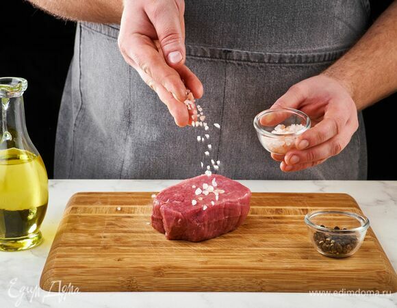 Стейк «Топ Раунд» ТМ «Стейковка» извлеките из упаковки и оставьте полежать 10 минут. Затем мясо посолите, поперчите и полейте оливковым маслом.