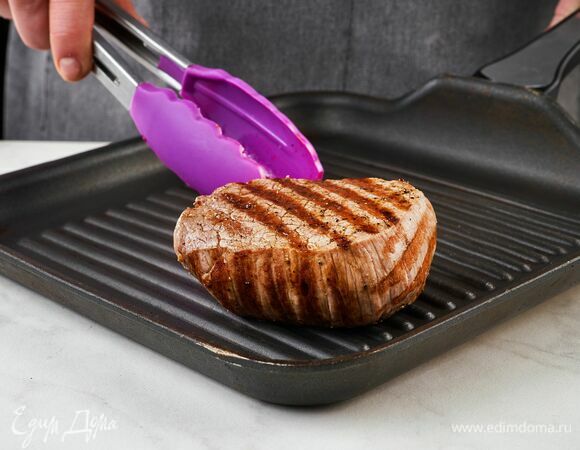 Обжаривайте стейк на раскаленной сковороде около 6 минут до средней прожарки.