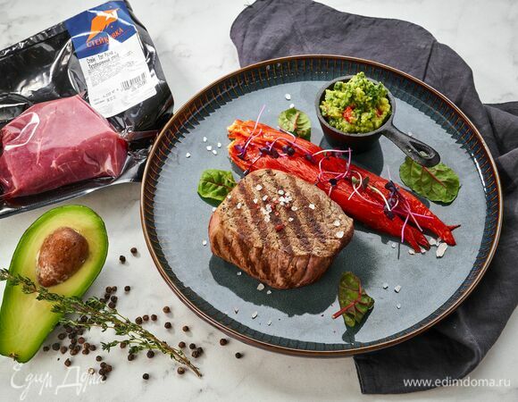 Подавайте стейк с соусом гуакамоле и запеченными перцами. Приятного аппетита!